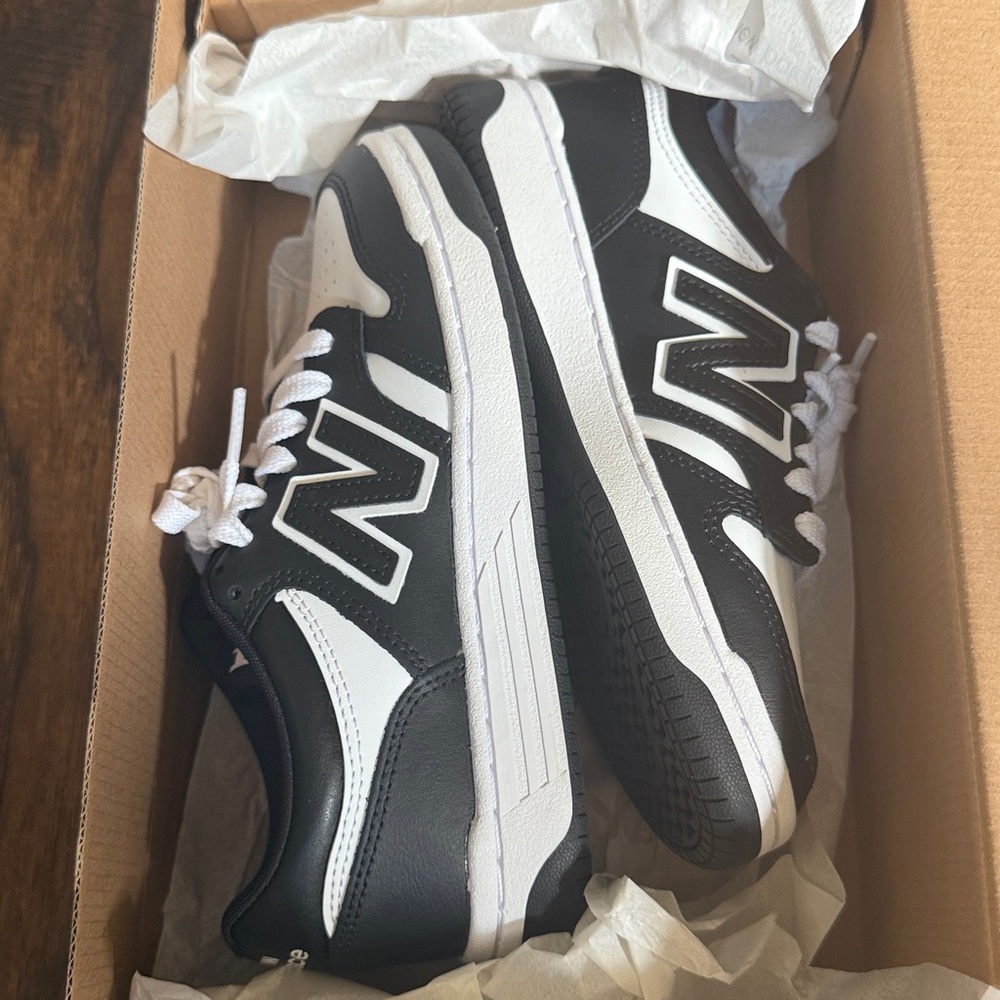 NWT!  New Balance boys Black and white Sneakers, size 4 - Picture 8 of 8